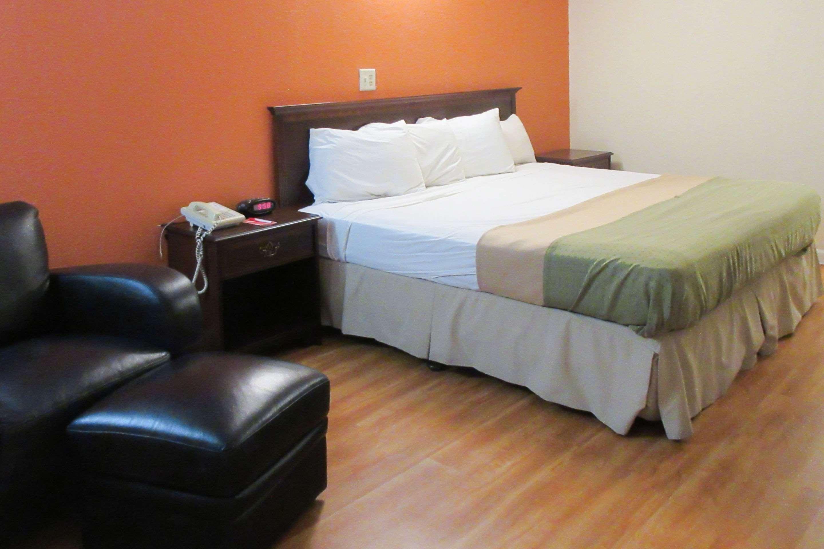 Econo Hotel 3*