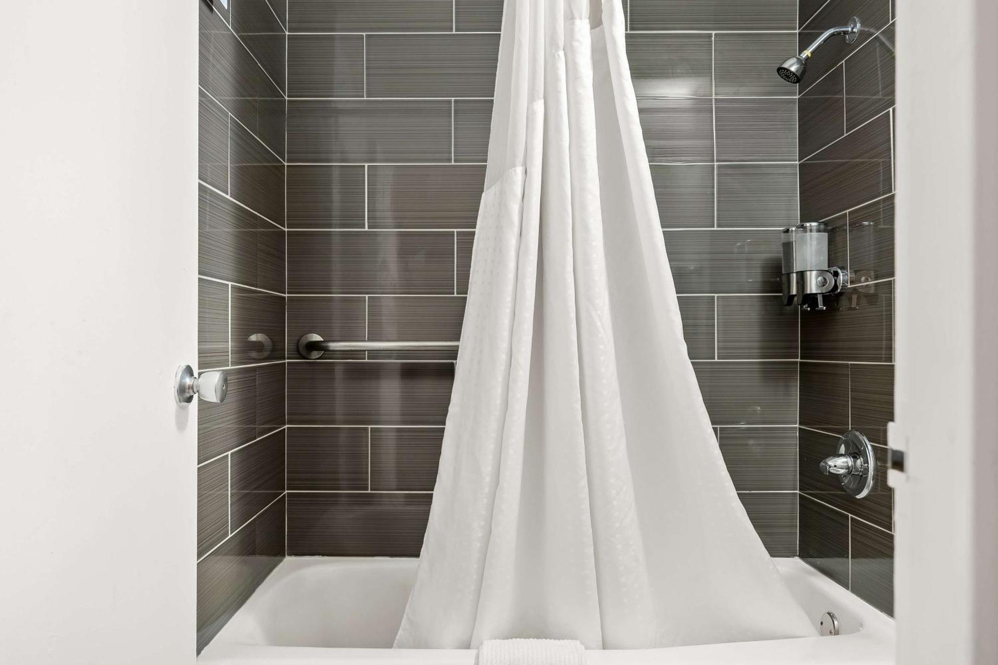 Econo Hotel 3*