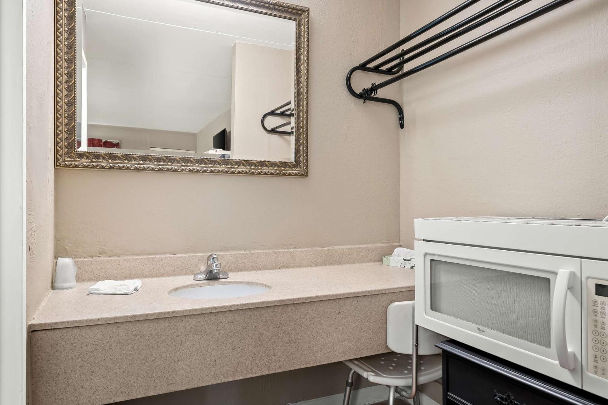 Hotel Econo 3*
