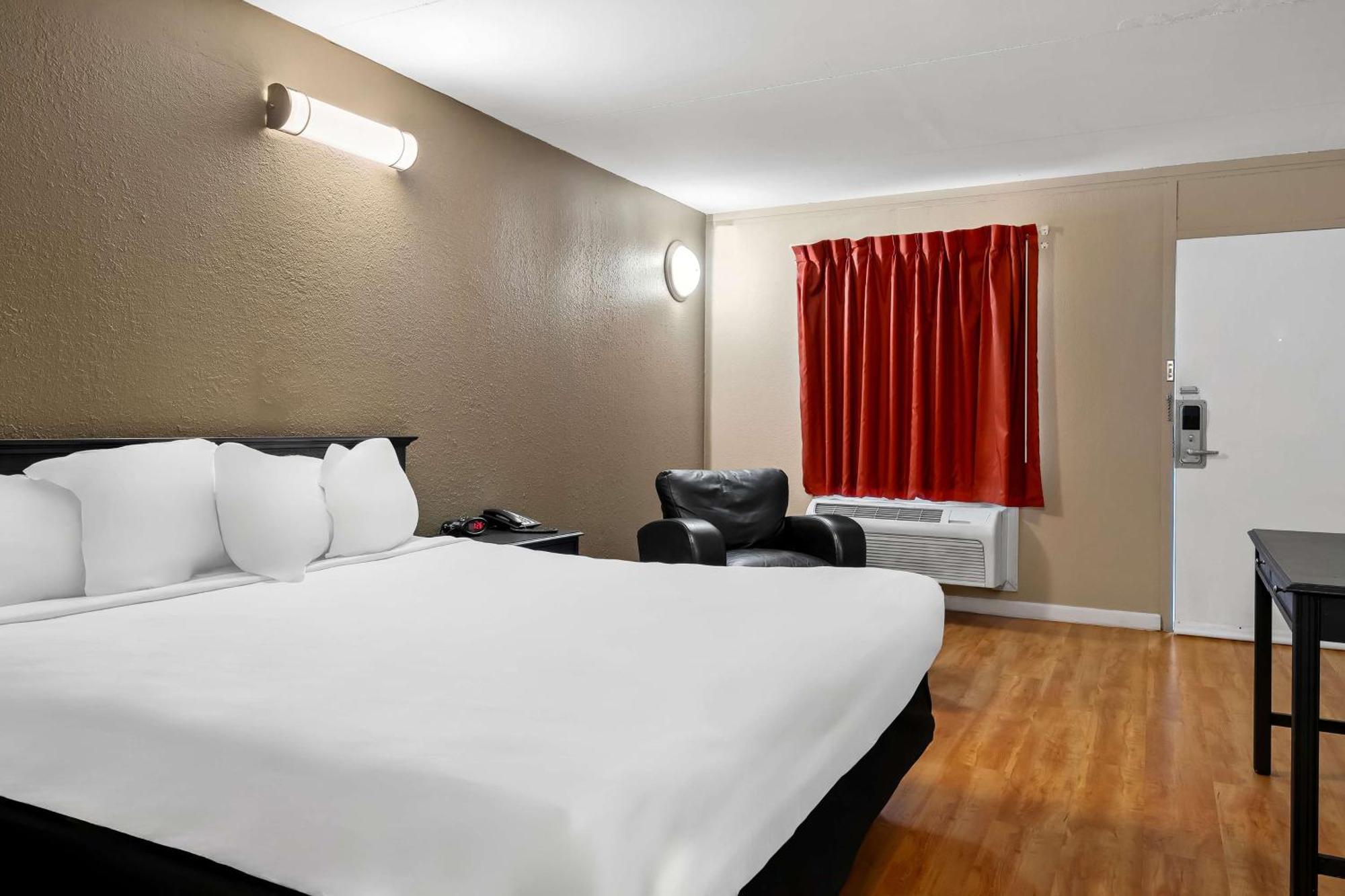 Econo Hotel 3*